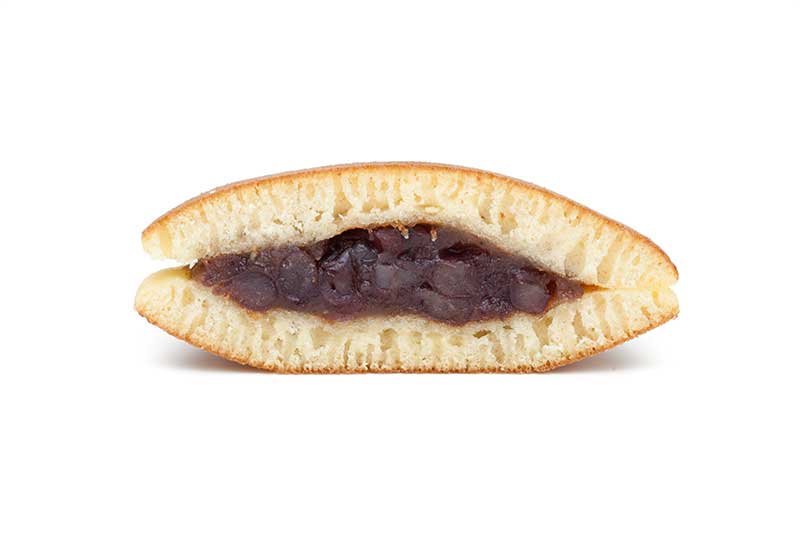 半分に切ったどら焼き