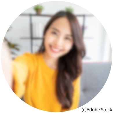 自撮りする女性の写真