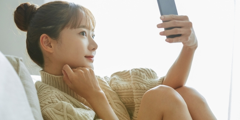 自撮りしている女性の写真