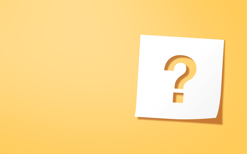 正方形の紙に切り抜かれたクエスチョンマーク