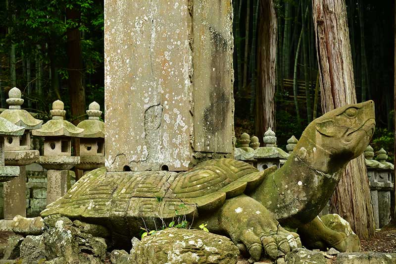 小泉八雲の怪談に出てくる大きな亀の石造　松江市　月照寺
