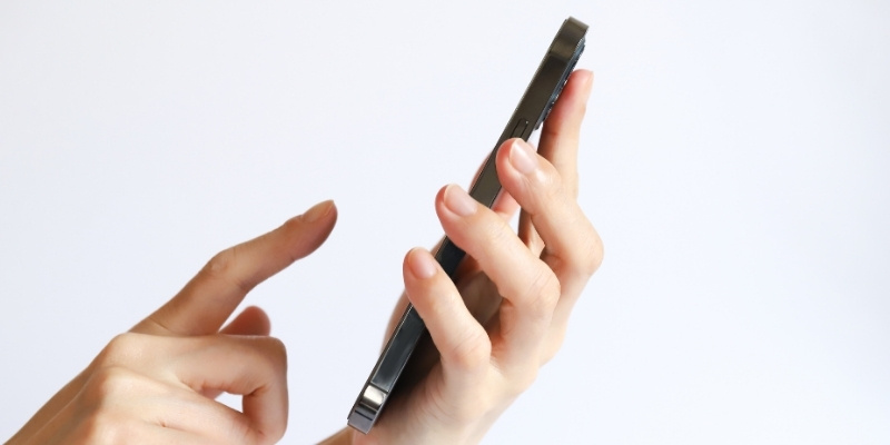 スマホを操作する手元の写真