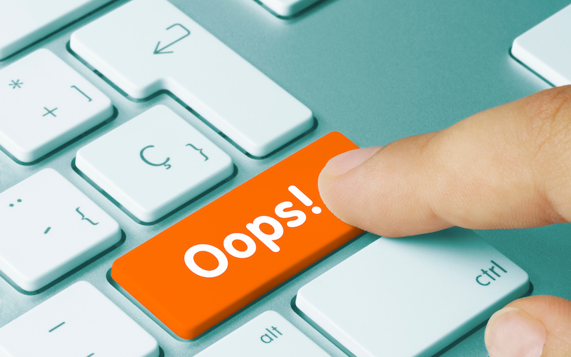 キーボードを押している指