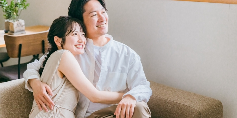 彼氏に甘える彼女の写真