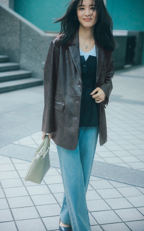 レザー調ジャケット×デニムパンツ