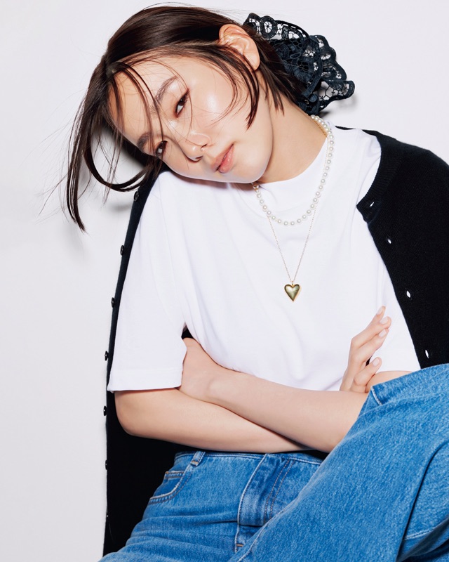 白Tシャツ×カーディガン×デニムパンツ