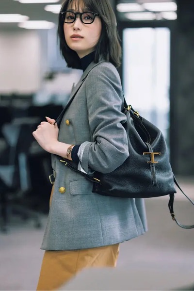 チノパン×グレージャケット×黒ニット