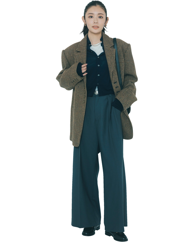 チェック柄ジャケット×シンプルパンツ