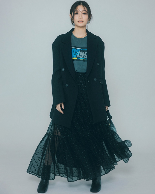 黒ジャケット×ボリュームスカート