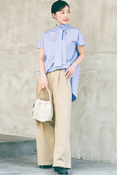 ベージュワイドチノパン×ブルーボウタイシャツ