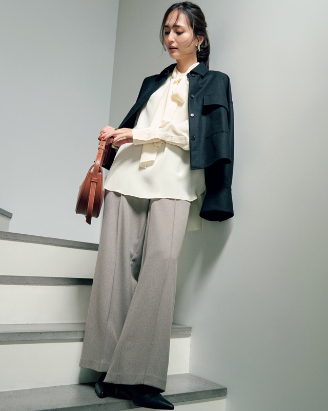 黒ジャケット×ボウタイブラウス×センタープレスパンツ