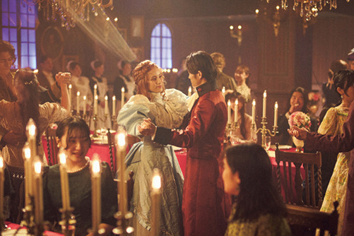 リピーター続出のイマーシブ『真夜中の晩餐会』