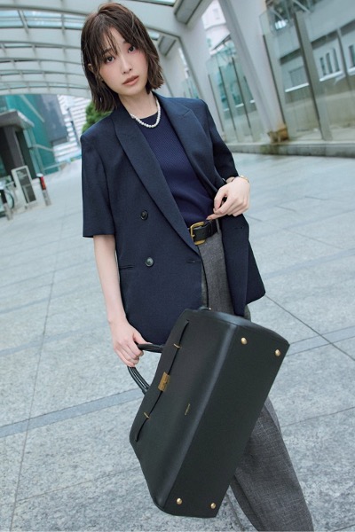 ネイビージャケット×グレーパンツ×ネイビーニット