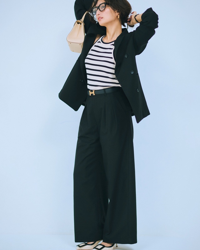 黒ジャケット×ボーダータンクトップ×黒タックパンツ