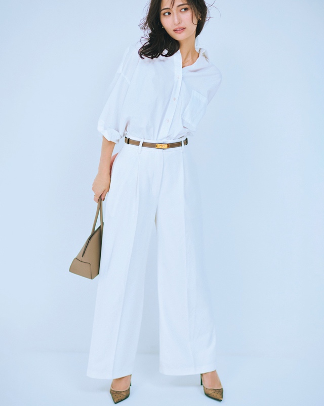 白シャツ×白パンツ