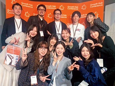 会社メンバーとの写真