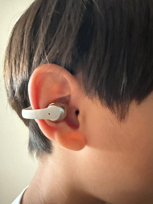 子供がイヤホンをしている様子