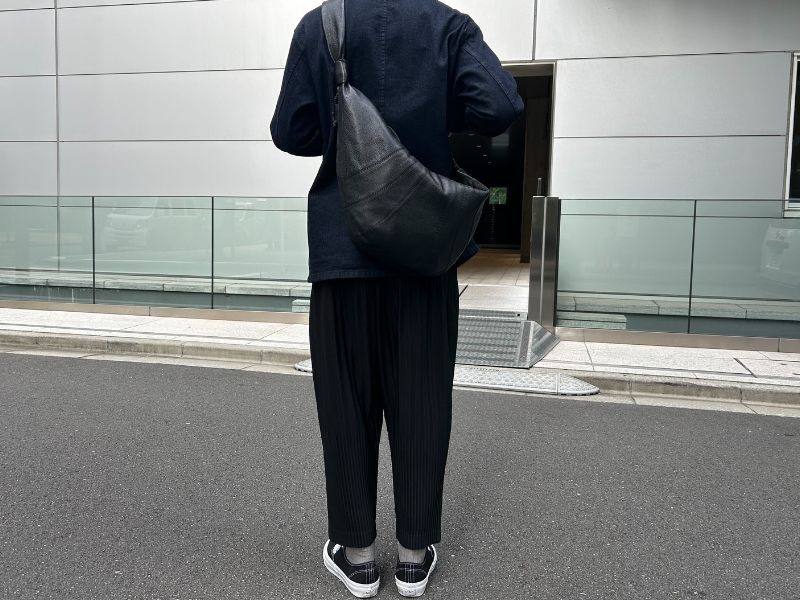 バッグを背負っている姿