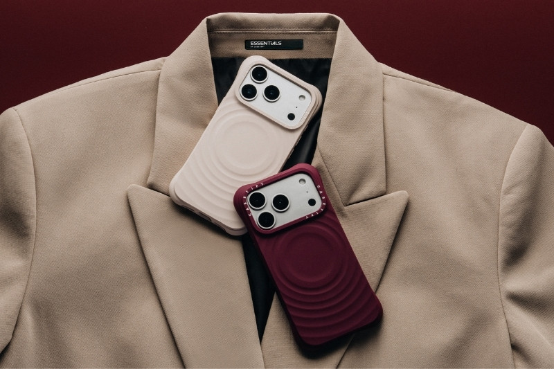 ベージュのジャケットと2色のスマホケースの写真