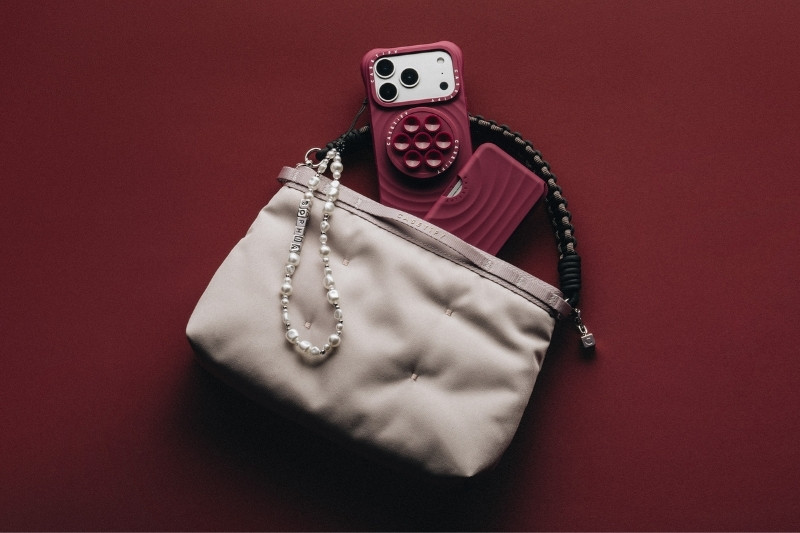 ポーチとスマホケース、その他アクセサリーの写真