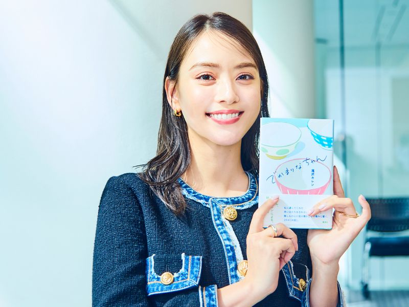 本を持つ女性
