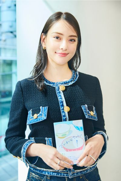 本を持つ女性