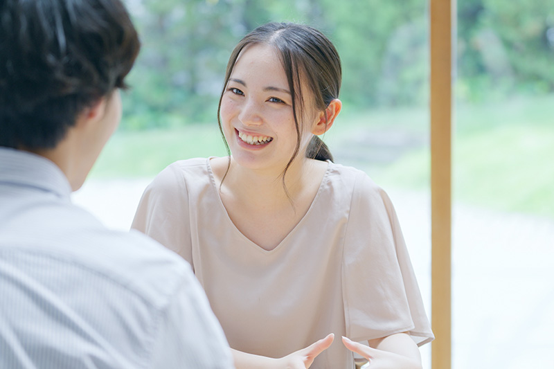 家で話をする夫婦