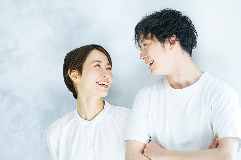 笑顔のカップル・夫婦