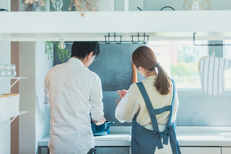 キッチンに立つ夫婦・カップル