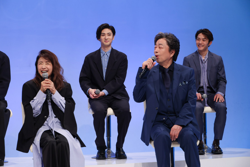 マイクを持って話す中村雅俊さん、風吹ジュンさん、古川雄大さん、小沢竜心さん