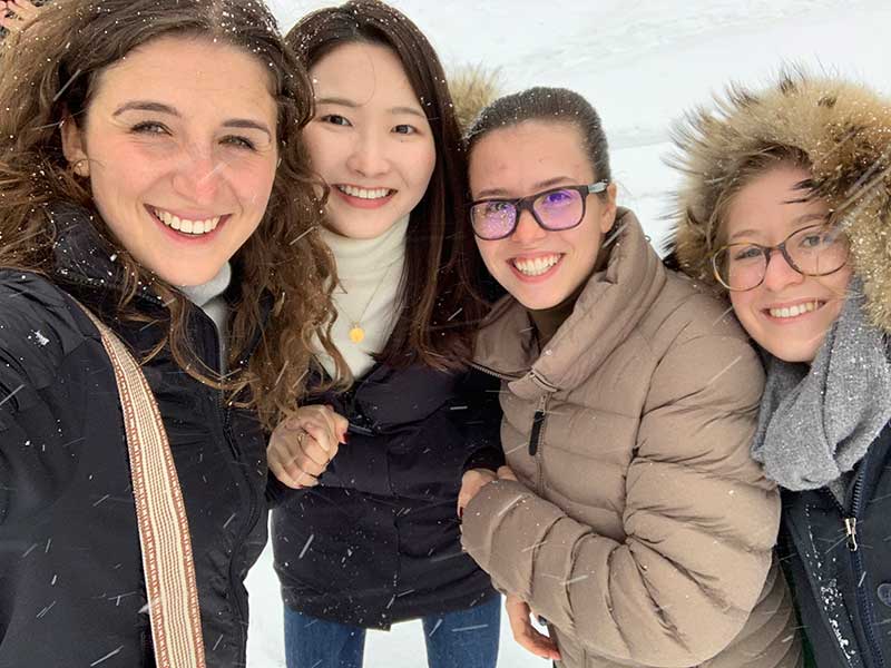 雪の降る中、スイスの友人と