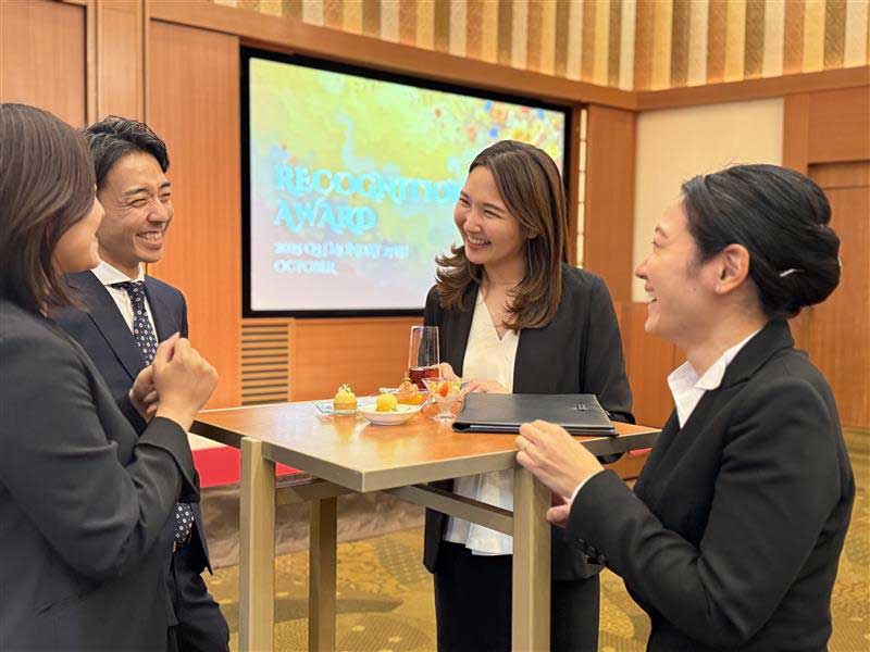 社内イベントで談笑