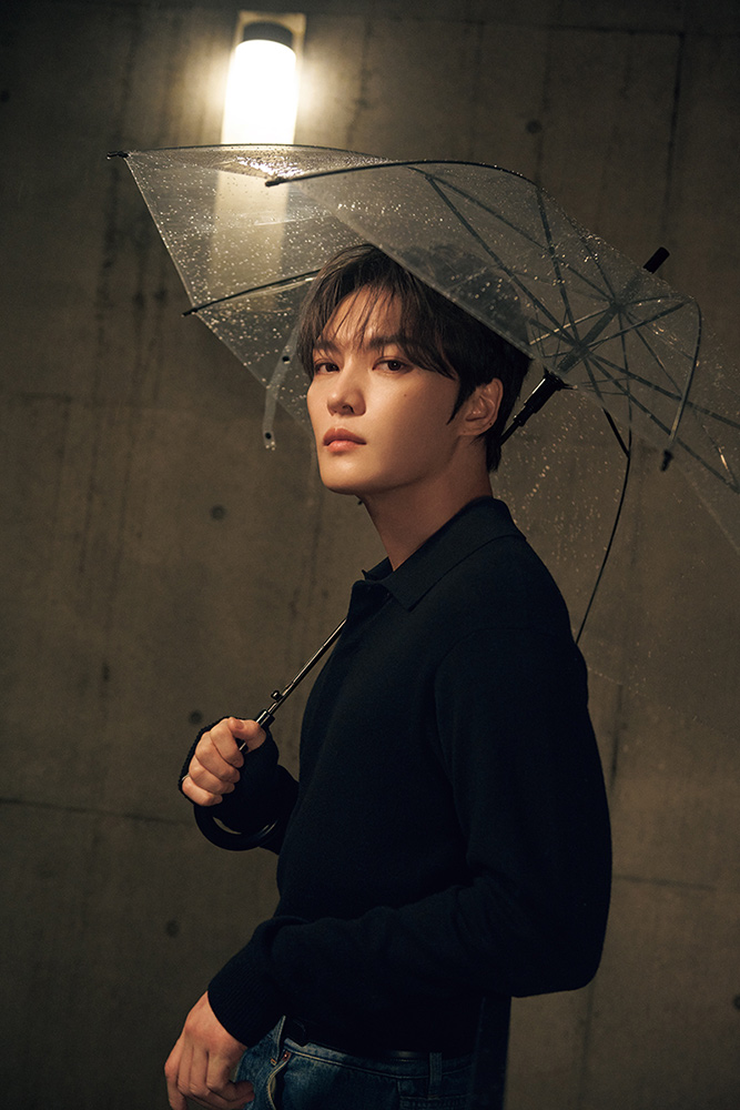 傘をさすJAEJOONGさん