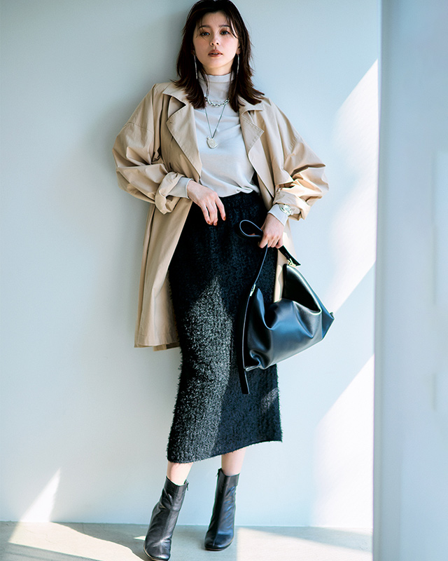 ベージュコート×ライトグレータートルニット×黒シャギースカート×黒ショートブーツコーデ