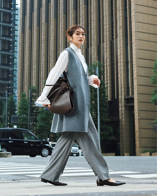 白ブラウス×グレーのロングジレ×グレーパンツコーデ
