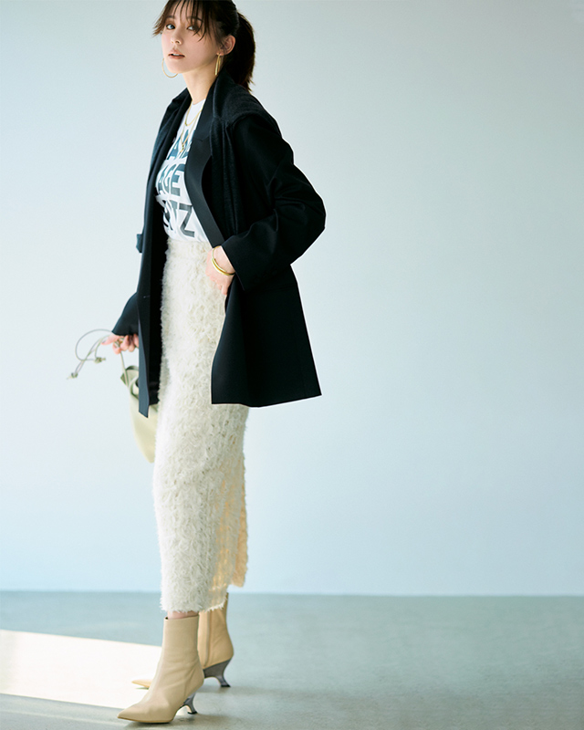 黒ジャケット×ロゴTシャツ×白タイトシャギースカートコーデ