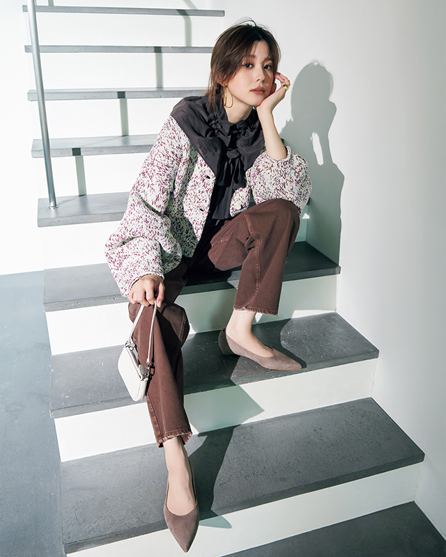 ミックスニットカーディガン×ブラウンブラウス×ブラウンデニムコーデ