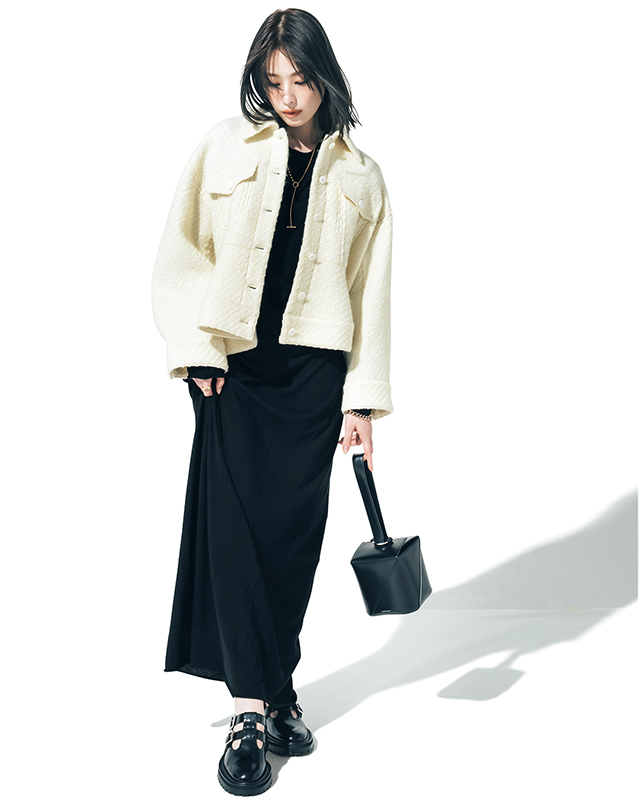 白の襟付きブルゾン×黒ワンピースコーデ