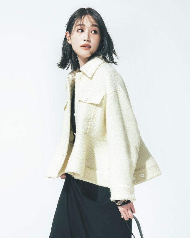 白の襟付きブルゾン×黒ワンピースコーデ