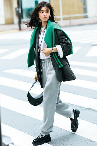 【11/15のコーデ】スウェット×ローファーでカジュアル上級者を印象づけて