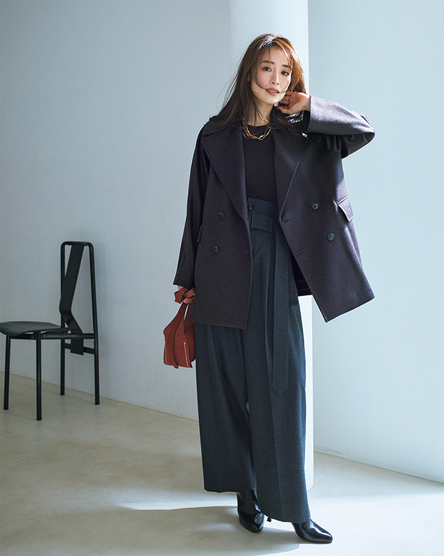 ネイビーのカシミアコート×黒ニット×ハイウエストネイビーワイドパンツコーデ