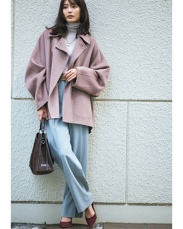 くすみピンクアウター×薄いラベンダー色のタートルニット×ライトグレーのワイドパンツコーデ