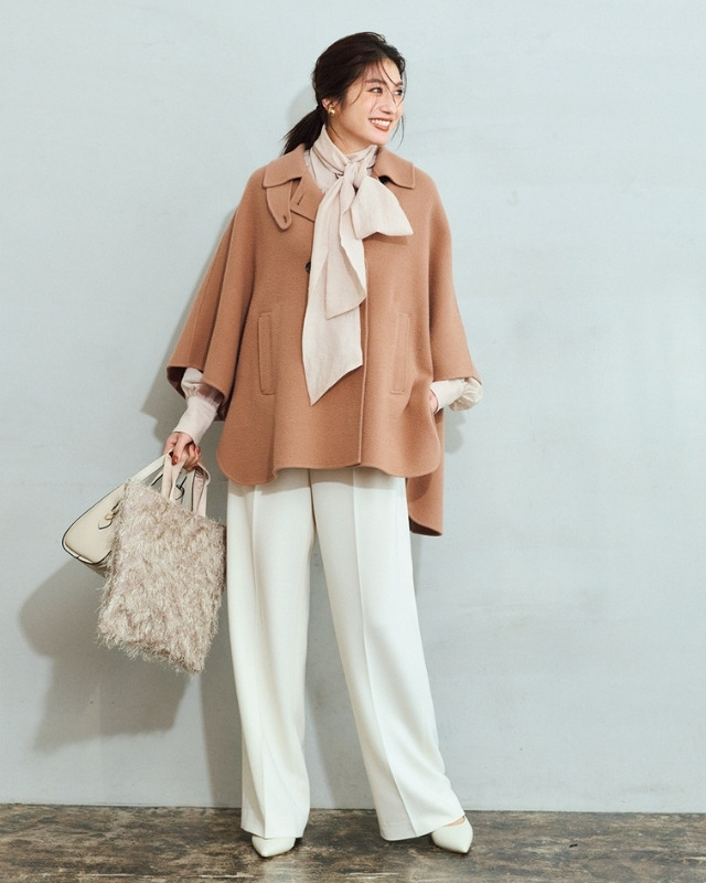 ベージュコート×薄ベージュボウタイブラウス×白ワイドパンツコーデ