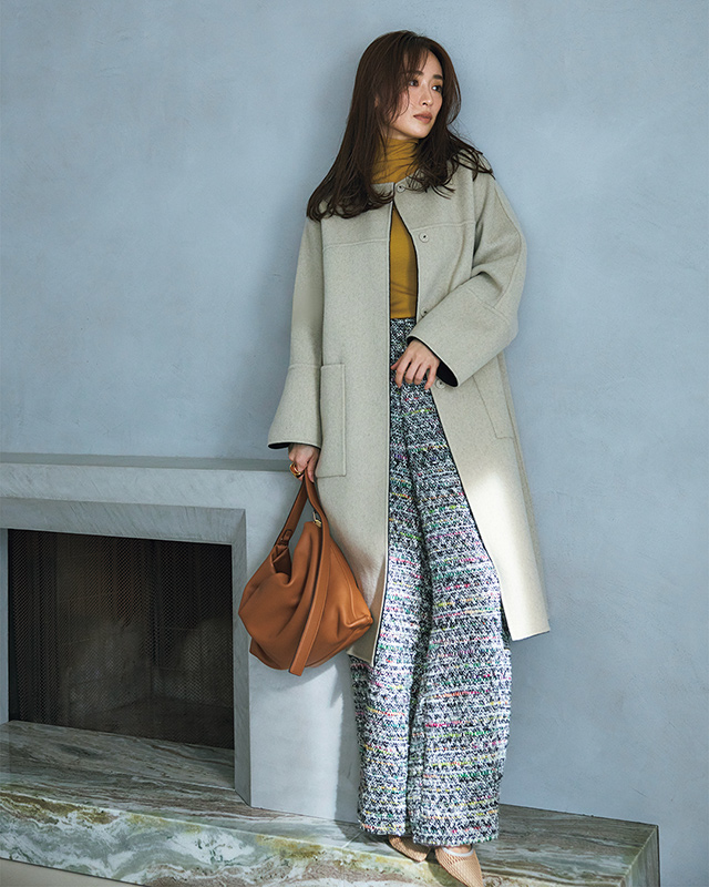 ライトグレーのカシミアコート×マスタードのタートルニット×マルチカラーのツイードワイドパンツコーデ