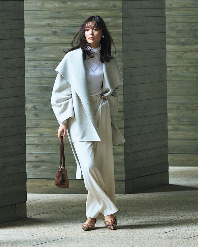 白のビッグショールコート×白タートルニット×白ワイドパンツコーデ