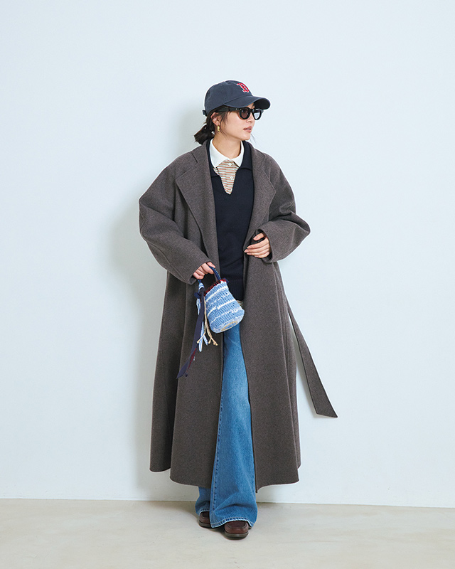 キャップ×ダークブラウンコート×ニット×カットソー×デニムパンツコーデ