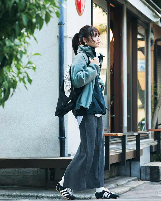 フリースジャケット×アノラック×インナー白シャツ×グレータイトスカート×ロープロスニーカーコーデ