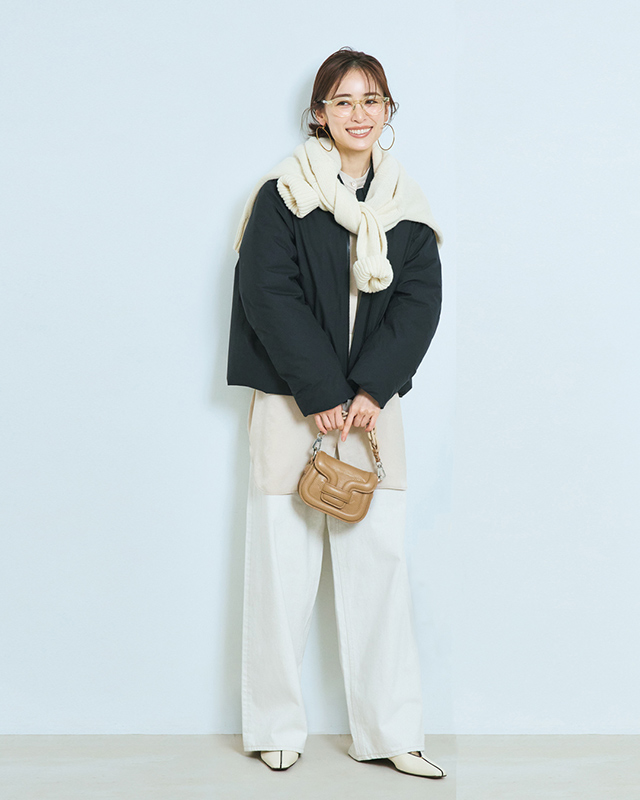 黒ダウン×白の肩がけニット×ベージュシャツ×白デニムパンツコーデ