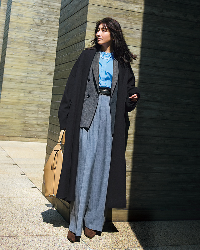 黒のオーバーサイズコート×グレーテーラードジャケット×ブルーシャツ×グレーワイドパンツコーデ