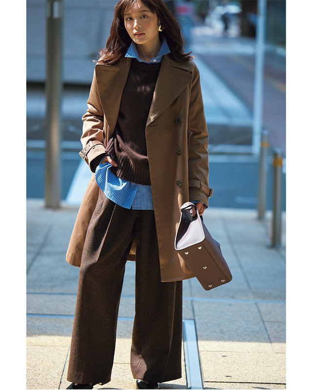 ブラウンのトレンチ風ダウンコート×ブルーストライプシャツ×濃いめブラウンニット×ブラウンパンツコーデ